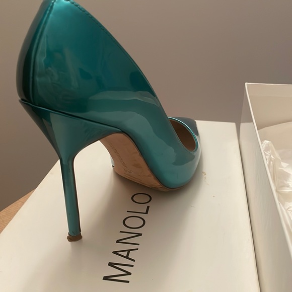 Manolo Blahnik - color is turquoise - - Picture 2 of 4